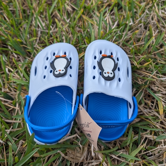 NWT Kids Clogs in sizes 12M to 3/4, Durable and Long-lasting, cute penguin charm - Picture 3 of 5